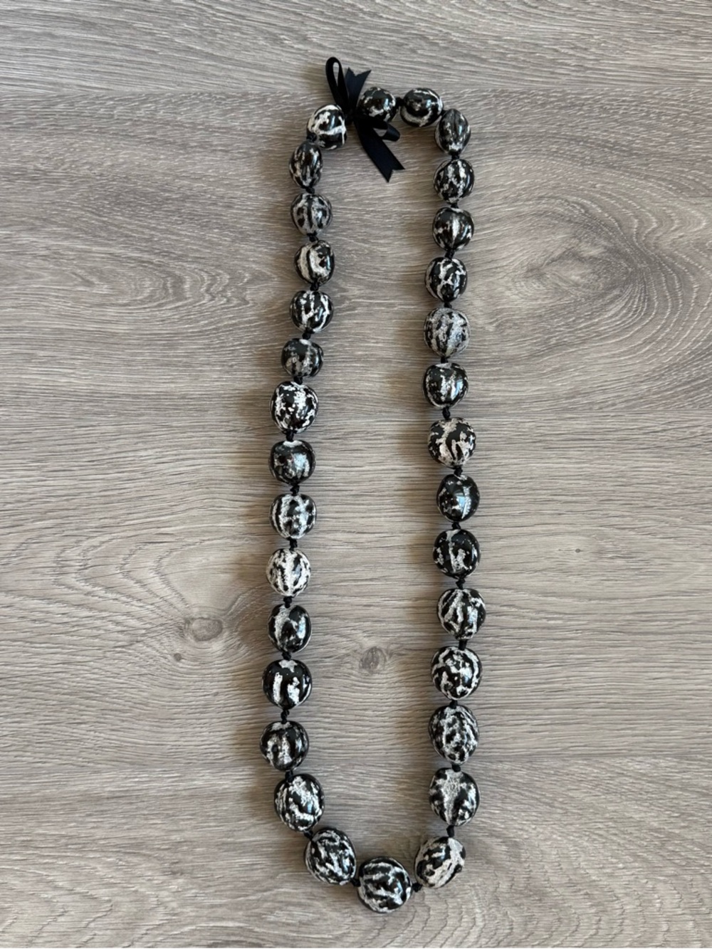 🆕 Unisex Hawaiian Black & White Kukui Nuts Lei Necklace